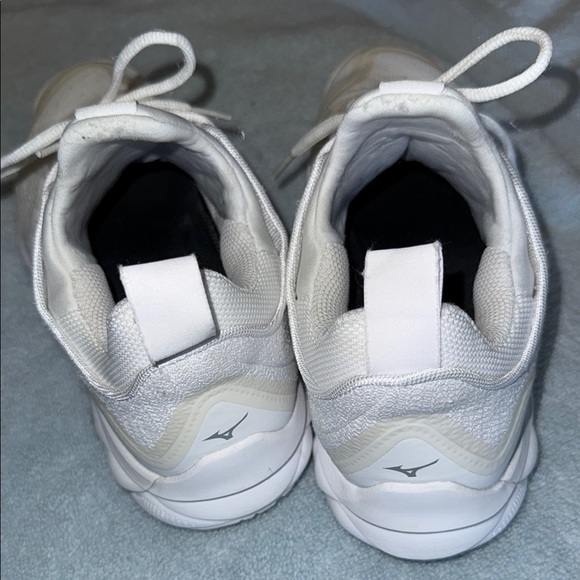 Mizuno White Athletic Shoes with Mesh Upper and Padded Collar - Picture 4 of 6